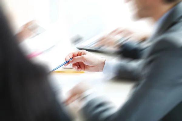 Empresário na mesa de escritório — Fotografia de Stock