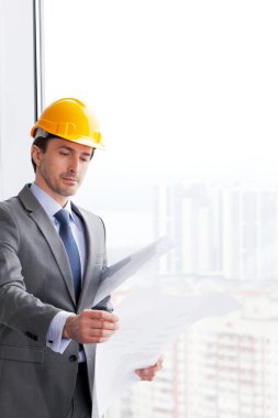 işadamı inşaat kask içinde