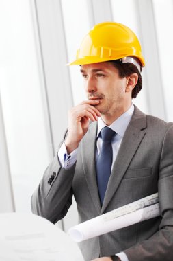 işadamı inşaat kask içinde