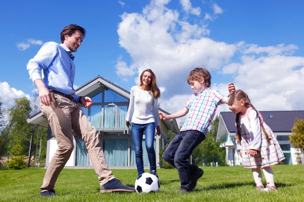 Familie die voetbal speelt — Stockfoto