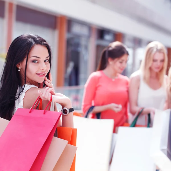 Frauen shoppen in Einkaufszentrum — Stockfoto