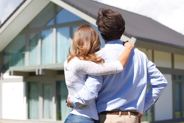 Paar kijken naar huis — Stockfoto