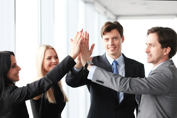 Geschäftsleute geben High Five — Stockfoto