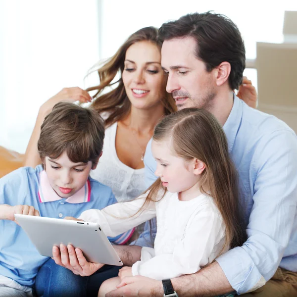 Familia mirando tableta —  Fotos de Stock