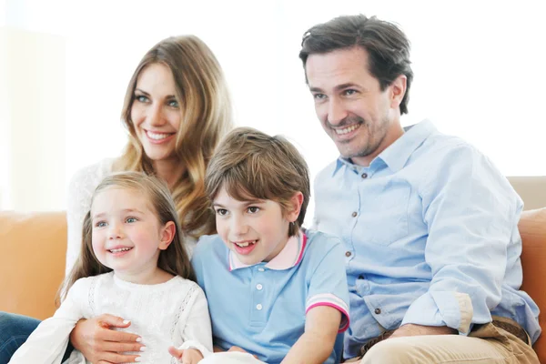 Familia viendo película —  Fotos de Stock