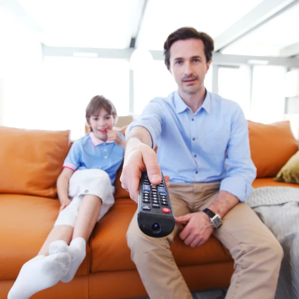 Otec a syn, sledování televize — Stock fotografie