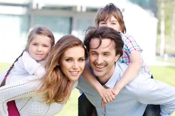 Gelukkige familie — Stockfoto