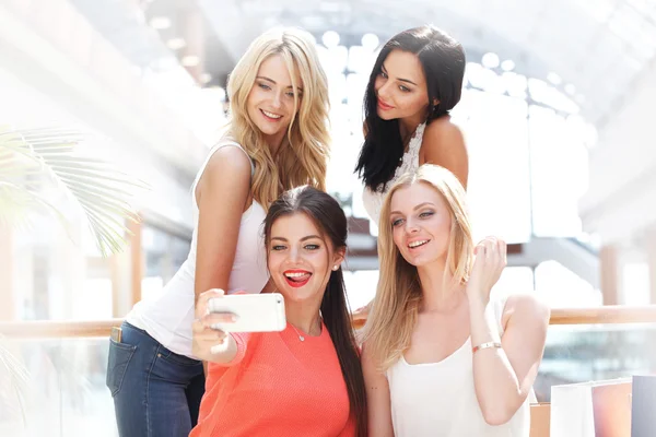 Amici che prendono selfie nel centro commerciale — Foto Stock