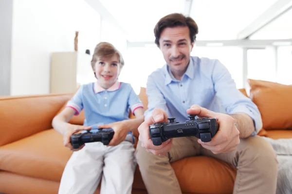 Pai e filho jogar videogame — Fotografia de Stock