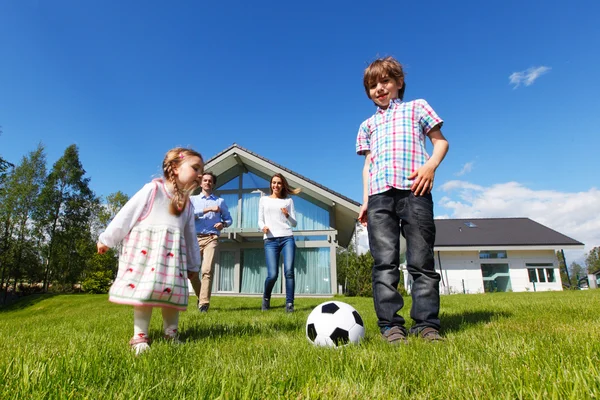 Familie die voetbal speelt — Stockfoto