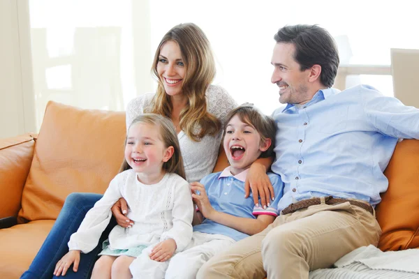 Familie kijken naar film — Stockfoto