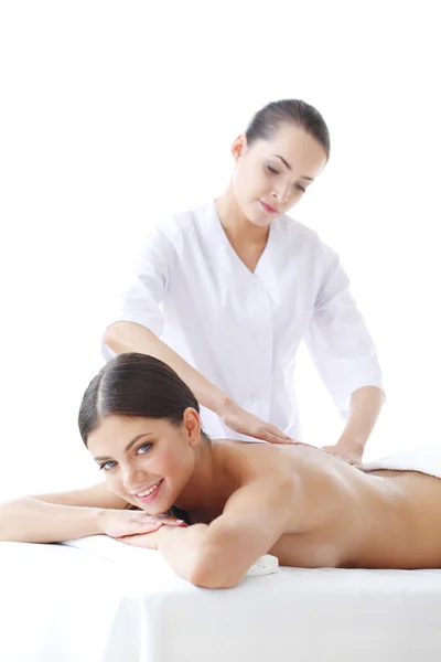 Frau bekommt Massage — Stockfoto