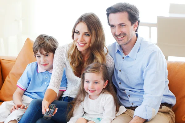 Familia viendo película —  Fotos de Stock