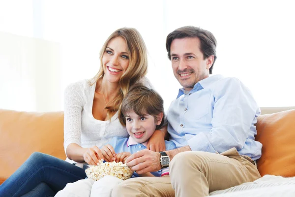 Familie kijken naar film — Stockfoto