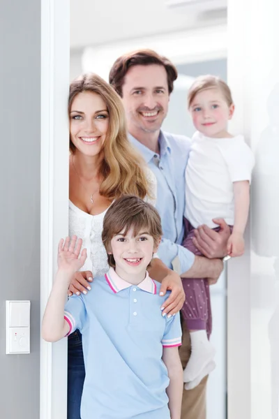 Gelukkige familie in huis — Stockfoto