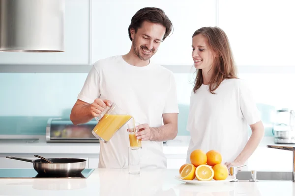 Couple cooking breakfast — Stock Photo, Image