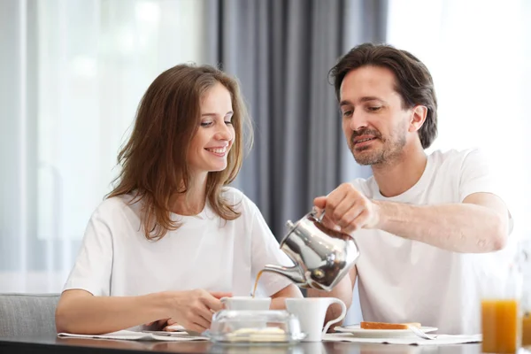 Couple eating breakfast — Stock Photo, Image