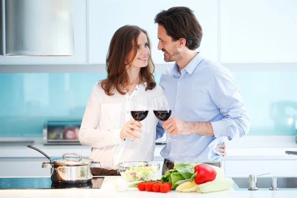 Couple cooking dinner — Stock Photo, Image