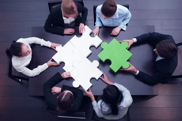Üzleti csapat megoldása puzzle — Stock Fotó