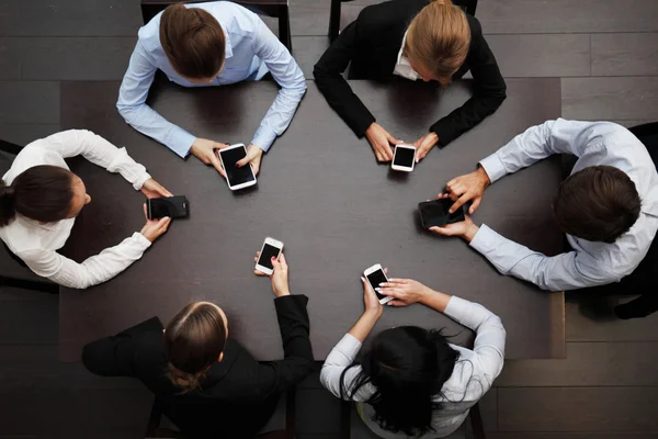 Empresários com telefones celulares — Fotografia de Stock