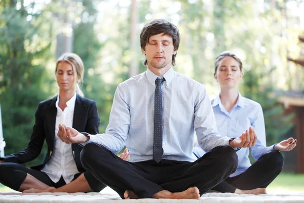 Business people doing yoga — Stock Photo, Image