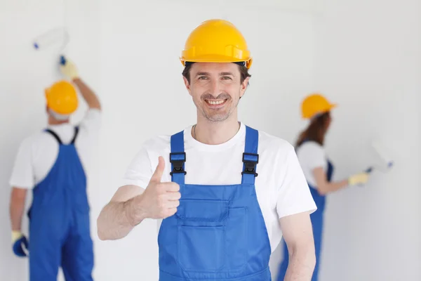 Trabalhador dá polegares para cima — Fotografia de Stock