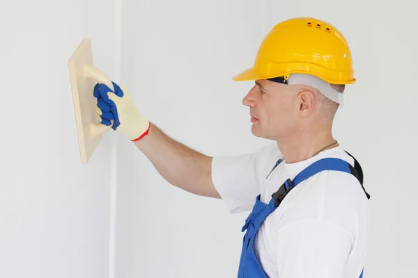 Workman polering vägg — Stockfoto