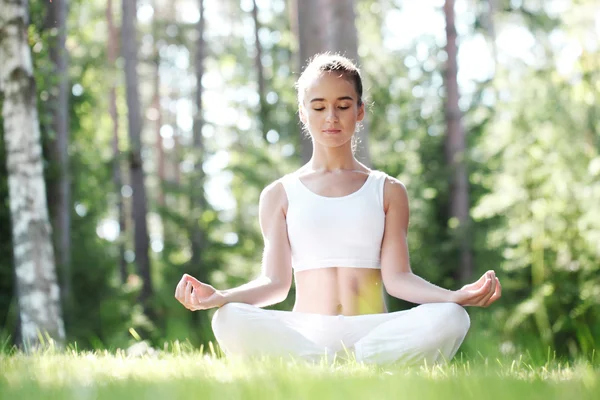 Yoga woman in park — Stock Photo, Image