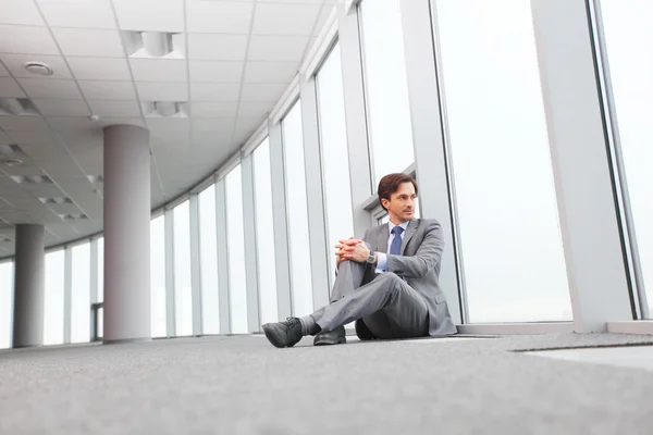 Επιχειρηματία που κάθεται στο πάτωμα — Φωτογραφία Αρχείου