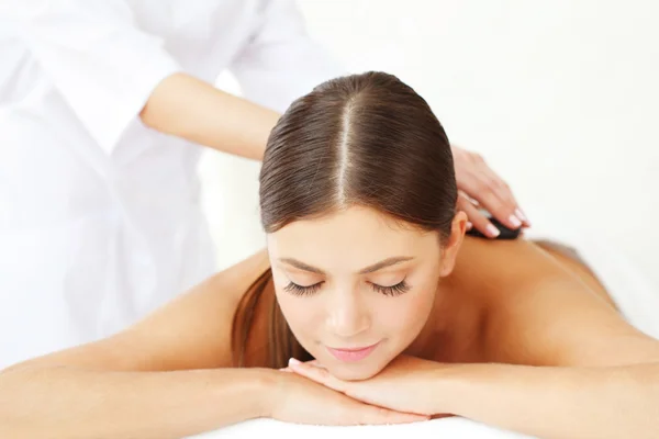 Spa massaggio con pietre calde — Foto Stock