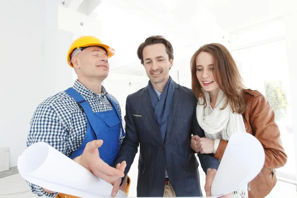 Trabajador muestra plan de construcción — Foto de Stock