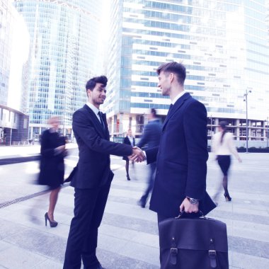 İş adamları el sıkışıyor