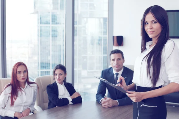 ビジネスの女性と同僚 — ストック写真