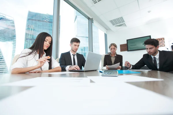 Mensen uit het bedrijfsleven samenwerken tijdens een vergadering — Stockfoto