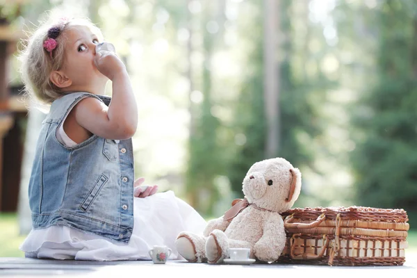 Menina jogando com ursinho de pelúcia — Fotografia de Stock