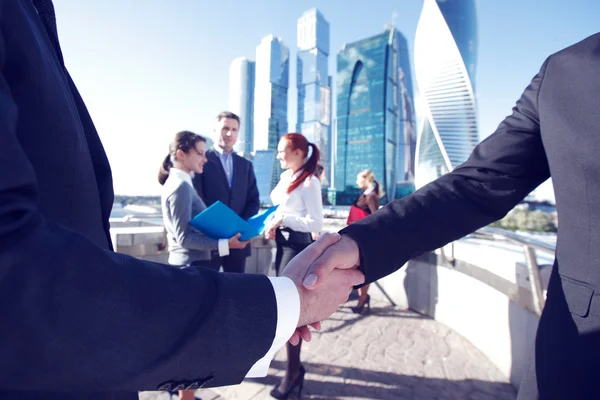 Negocios apretón de manos al aire libre — Foto de Stock