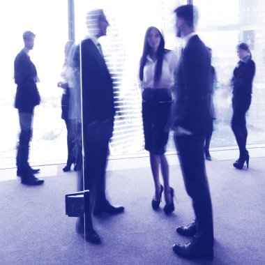 İş adamları konuşuyor.