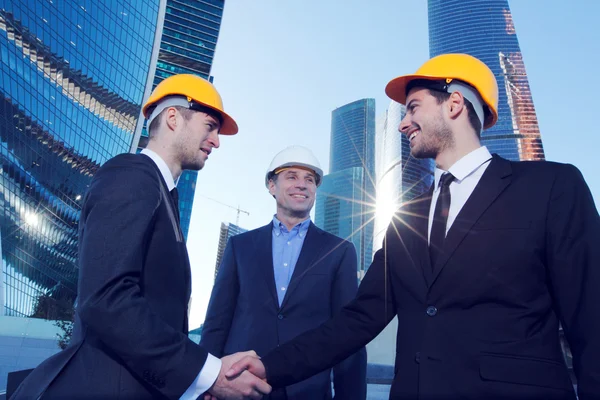 Investor und Bauunternehmer geben sich die Hand — Stockfoto