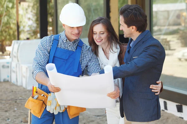 Foreman muestra el diseño de la casa — Foto de Stock