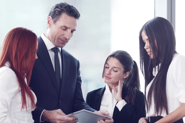 Gente de negocios usando tableta — Foto de Stock