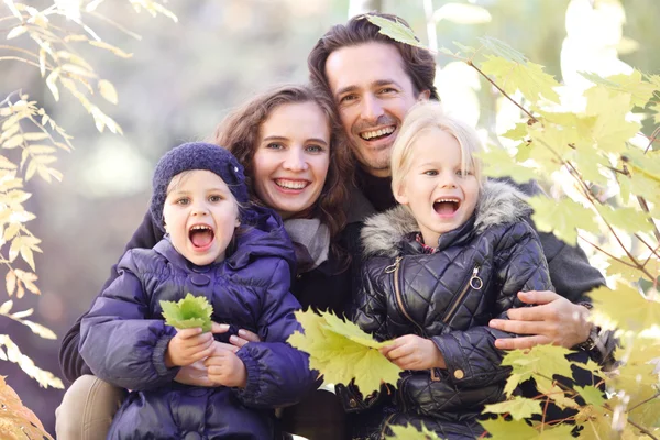 Famille heureuse dans le parc d'automne — Photo