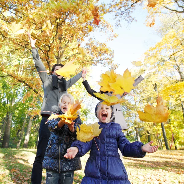 Famille jouant avec les feuilles d'automne — Photo
