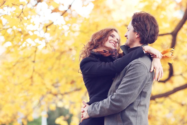 Couple étreinte dans le parc d'automne — Photo