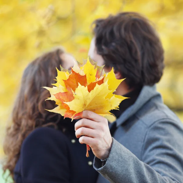 Para całuje w parku jesień — Zdjęcie stockowe