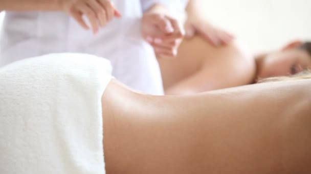 Jovens mulheres recebendo massagem na sessão de spa — Vídeo de Stock