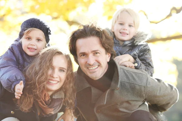 Famille heureuse dans le parc d'automne — Photo