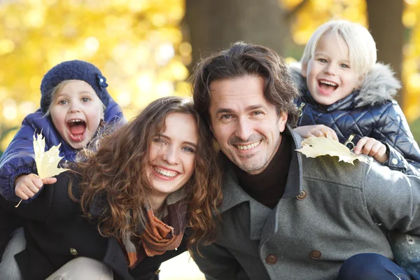 Famille heureuse dans le parc d'automne — Photo