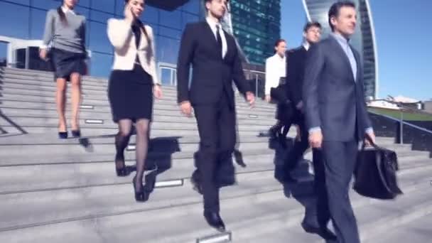 Business people go down stairs — Stock Video