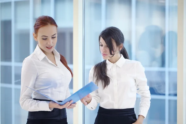 Geschäftsfrauen im Amt — Stockfoto