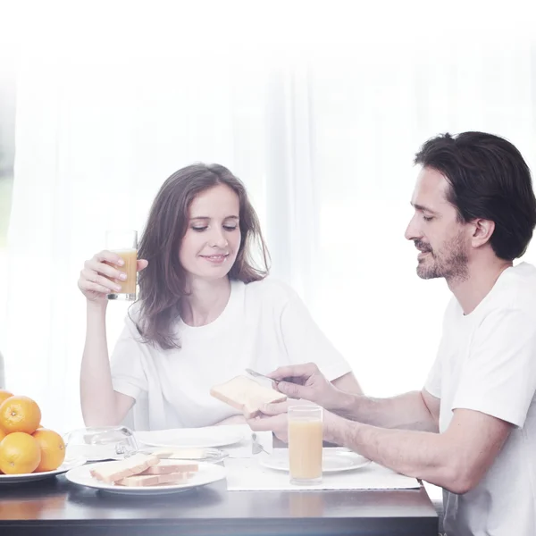 Couple having breakfast — Stock Photo, Image